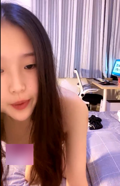 美女花儿的拜金时代：金钱、诱惑、玩物、少女粉嫩校园秀场的视角。