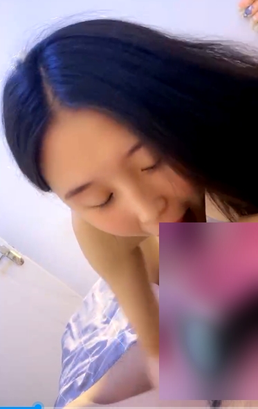 美女花儿的拜金时代：金钱、诱惑、玩物、少女粉嫩校园秀场的视角。