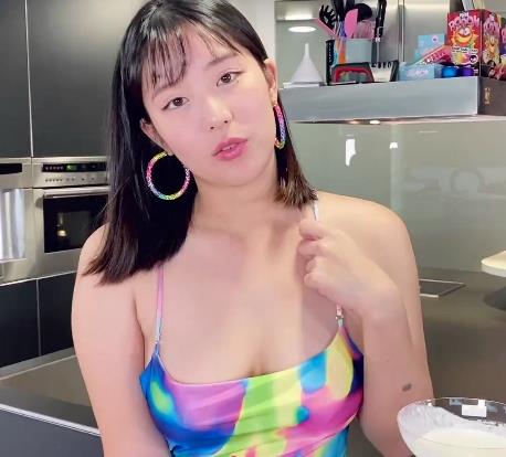 留学生欧祖儿的高跟鞋+长裙，让你在厨房赢得男同学的P站审美高分！