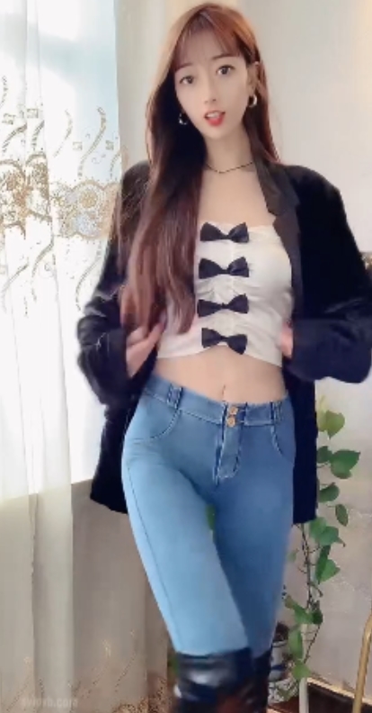 薇漫天顶级俏妞高级付费群61V+2.3G视频合集，多重压缩珍藏百度盘