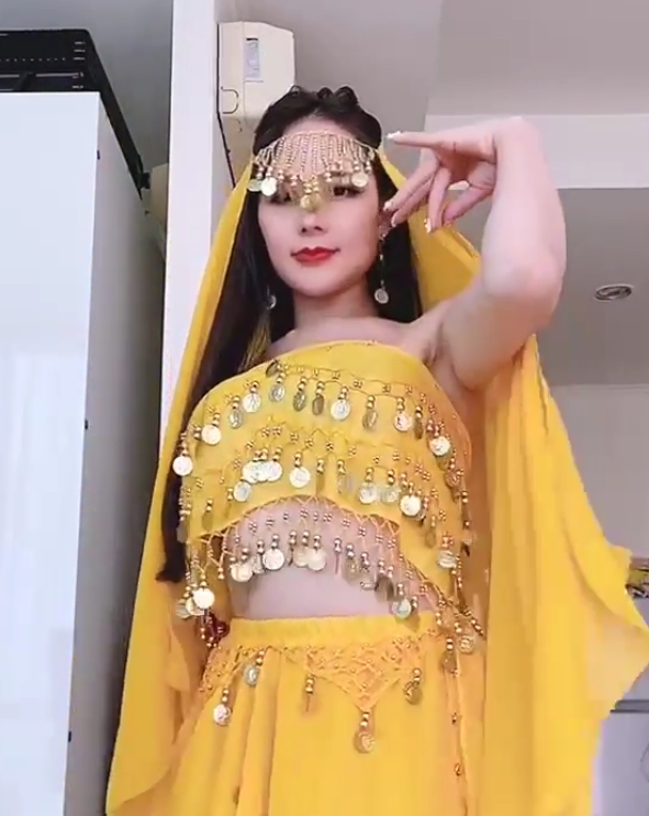 优质御姐成熟主妇-尤秘书(美宝儿)：105V，3.6G，PAPA作品，高科技熊，蜜臀诱人，天花板级别！