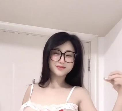 快手30W粉主播白咩咩定制舞视频13V539M，车灯闪耀舞台，漏点作品惊艳登场