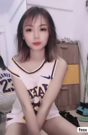 网红反差女主播小雪：12V1.92G视频集锦