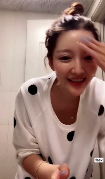 网红反差女主播小雪：12V1.92G视频集锦