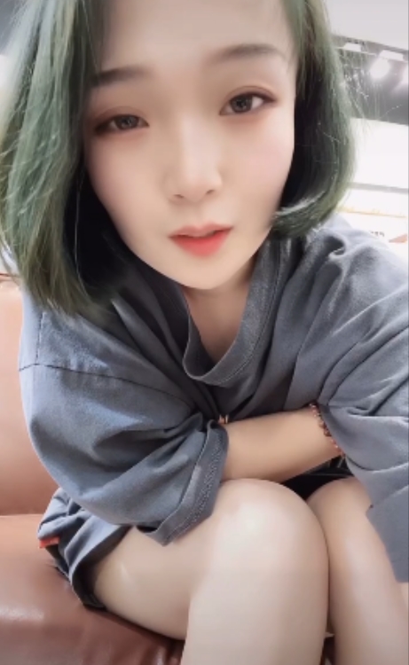 网红反差女主播小雪：12V1.92G视频集锦