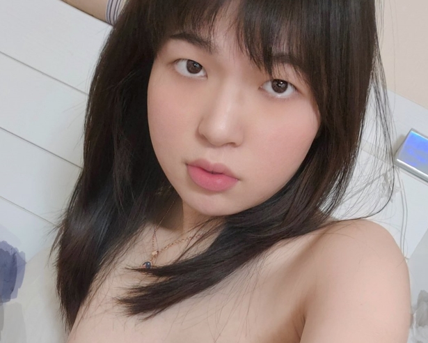 俞喵喵推特粉丝20万！眼镜TS私拍视频收藏量破百，百度搜索即可找到