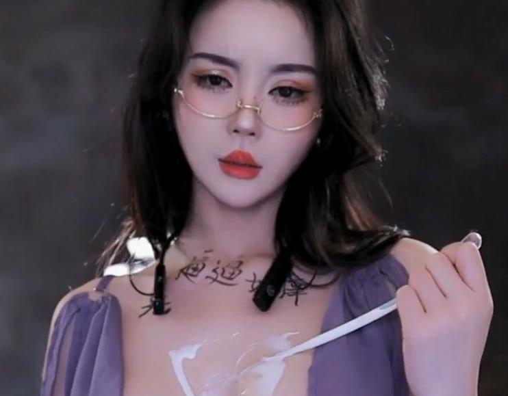 重磅福利姬美女温凉万元定制（2V-1.3G）完整版