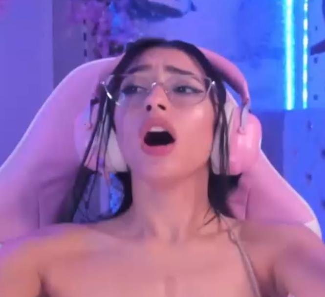 CBSP欧美游戏女主播瓦罗兰特自拍视频2V-1.8G总时长旧资源送击游戏冲击机汽车衣道具秀炮击下载观看