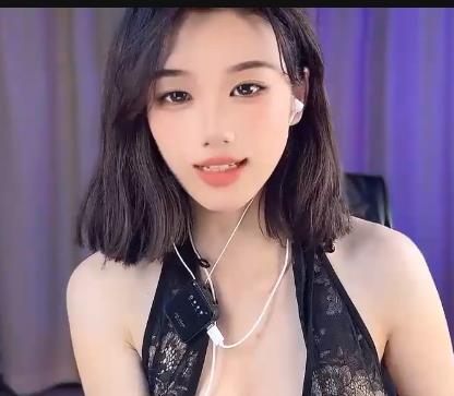 颜值炸裂！满级女神lockheadgirld广播体给视频，21V-3.3G画质，粉色车灯点缀，身材气质堪称完美S风格