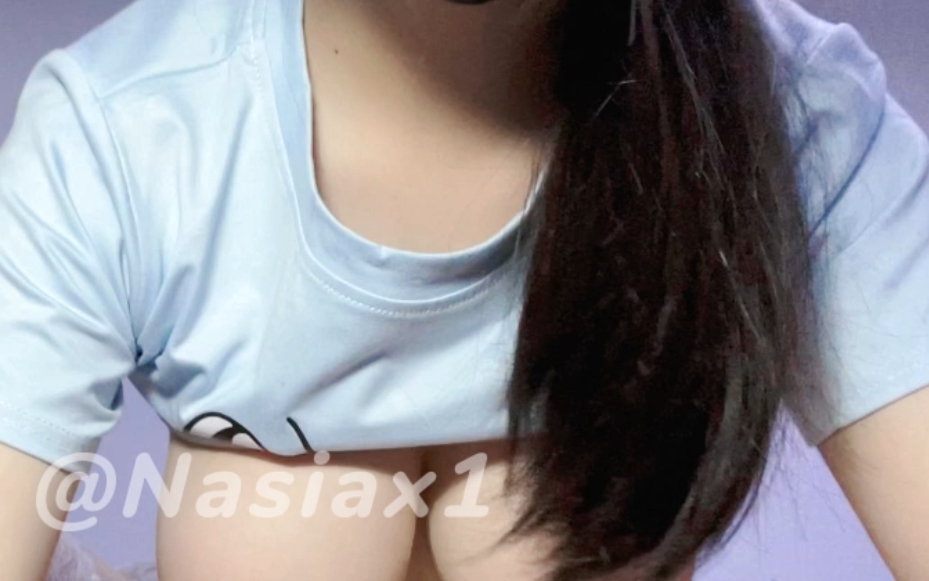Nasiax1：18岁大罩杯小巨，传媒原档视频量大，魔鬼爱糖心风格吸引眼球