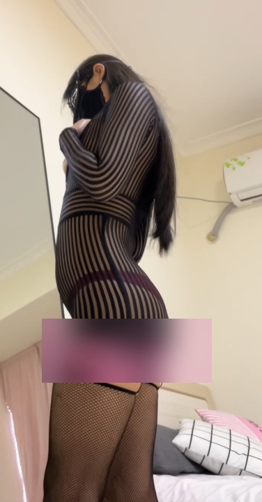 放飞自我！丝袜福利姬优优定制私拍合集，NV+145G视频火爆上贤妗