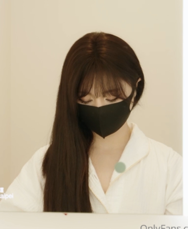 网红女神娜娜nana悄悄话合集：78V+344G下载，中文对白，奇怪器具进入