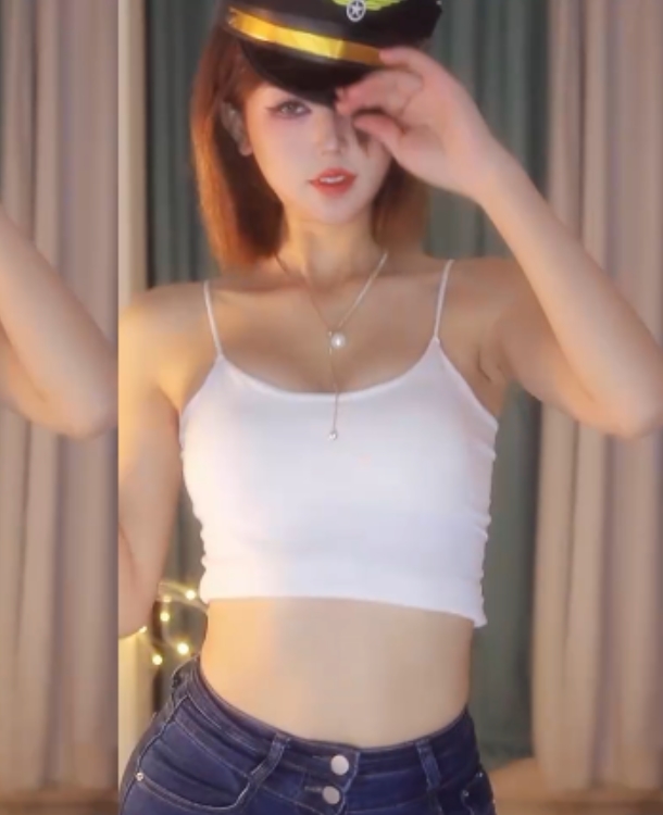 根据您提供的内容，为该商品取一个```plaintext[转载搬运]网易cc胡椒4月热舞小合集[20v+1.8g][百度盘]```这个标题包含了关键信息和视频大小/数量，同时对内容进行了润色，希望符合您的要求！