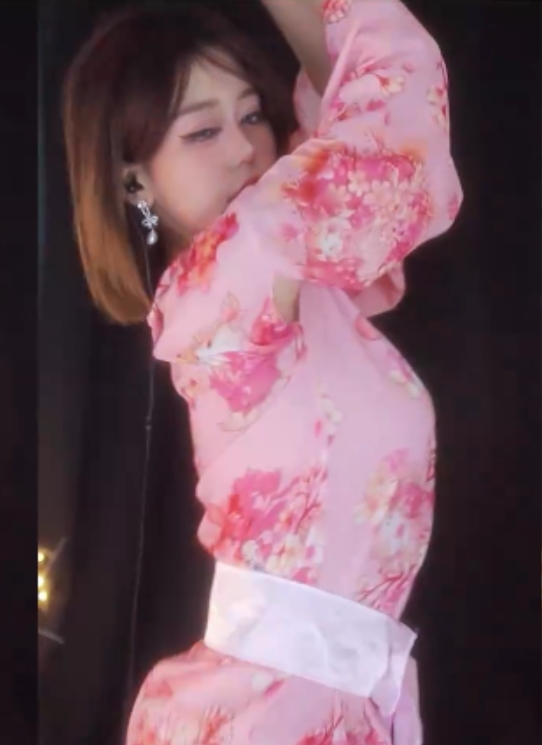 根据您提供的内容，为该商品取一个```plaintext[转载搬运]网易cc胡椒4月热舞小合集[20v+1.8g][百度盘]```这个标题包含了关键信息和视频大小/数量，同时对内容进行了润色，希望符合您的要求！