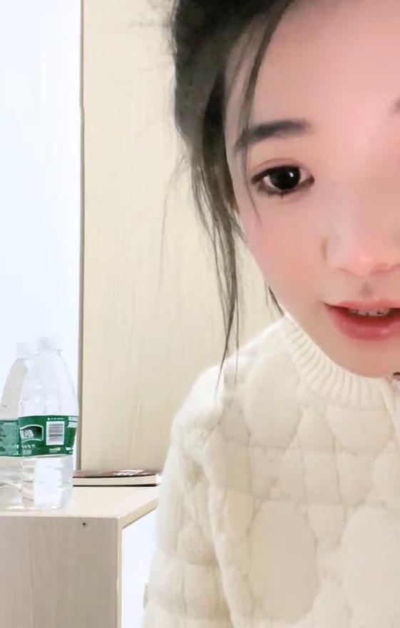 50.4g大二妹妹宿舍直播，新增30v点击量