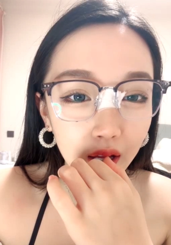 来说,这个合集绝对是一个不可错过的宝藏。无论是在百度上搜索下载,还是通过ED2K进行分享,都能轻松获得这个精彩的眼镜御姐妹子叭嗦合集。赶紧收藏起来,一起享受这些精彩的视频吧!