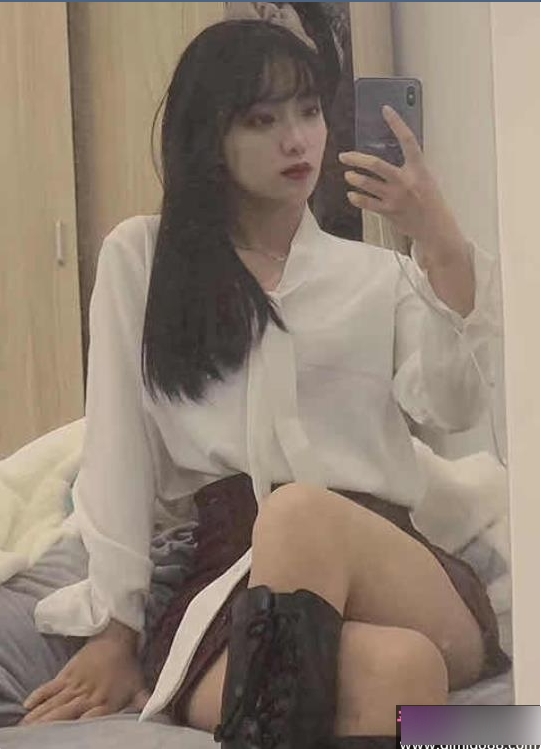 与外表同样迷人。这份作品合集将带给您一次视觉与心灵的双重享受，让您更加了解这位超正点的小姐姐。