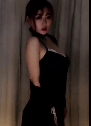 但随着时间的推移，她们逐渐展现出了更加自信和独立的一面。这个大合集不仅展示了她们的舞蹈和表演才华，也展现了她们在直播中的真实一面。如果你也是她们的粉丝，那么这个合集绝对不容错过！