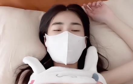 锅锅酱：丝袜用脚福利视频，作者自拍，保护爆弄，身材绝佳