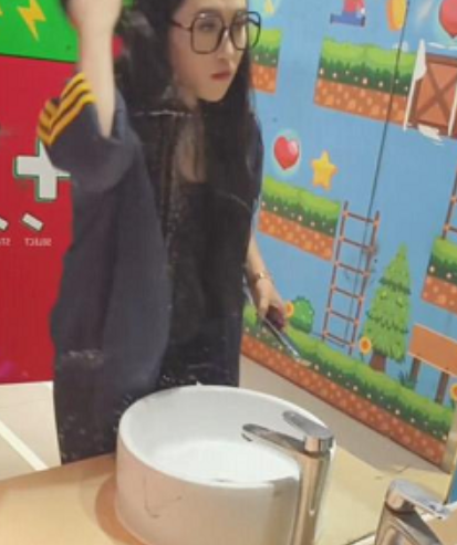 探秘餐厅女厕绝景高清版6段666MB原始珍藏