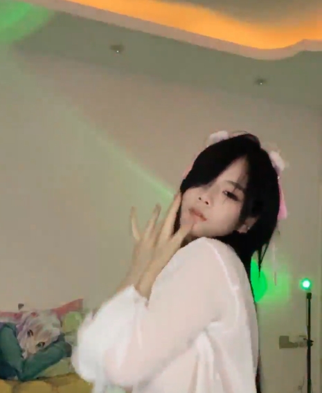 琪琪半糖5.1G定制热舞52部蜜桃臀福利合集