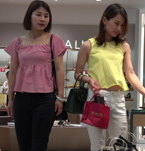 INS街拍试鞋实录8V17.6G娇嫩小脚特辑