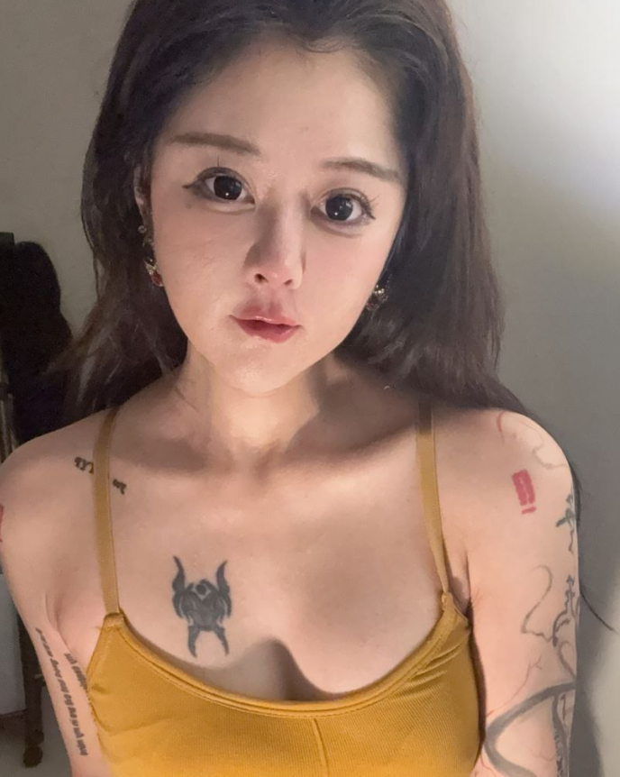 推特17位熟女精神小妹裸贷互动合集49V2.99G汁水横流