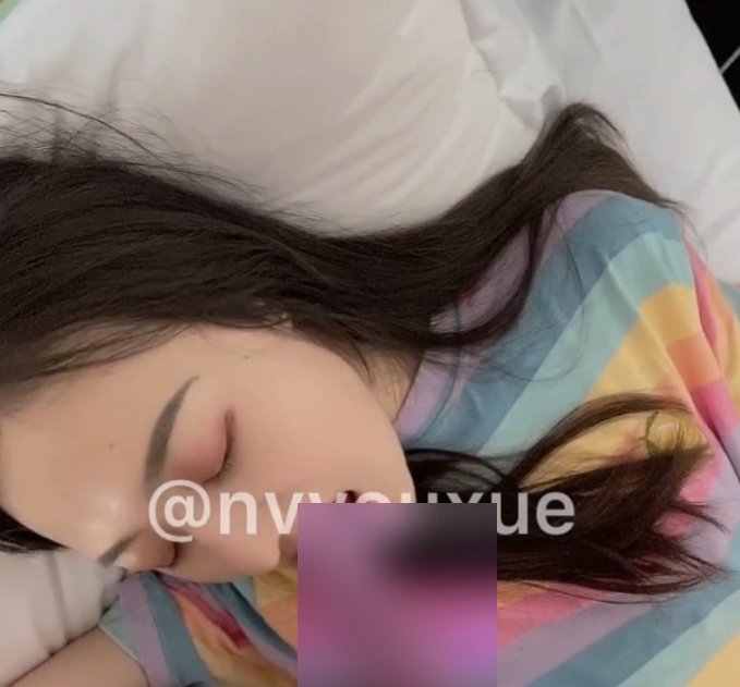 火辣潇潇女友视频合集20V9G网盘