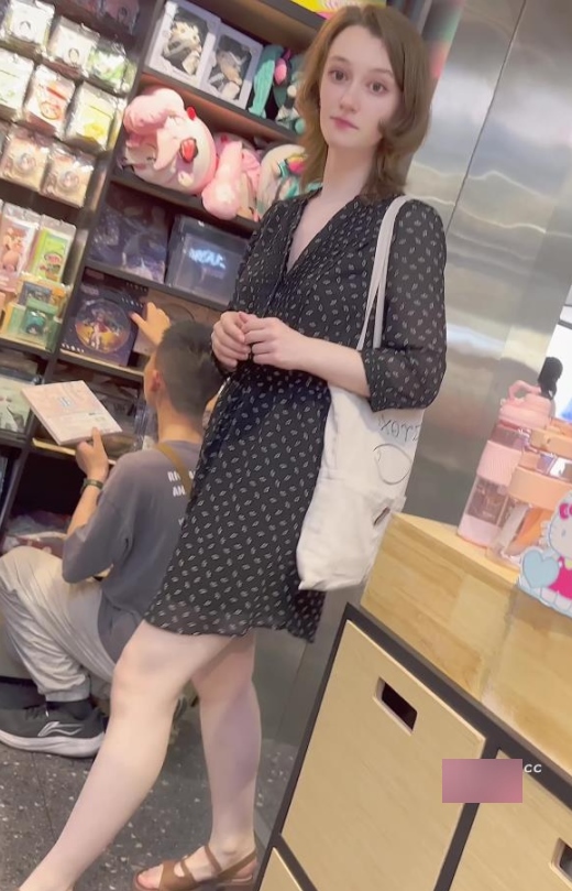 344.5MBKFC外国友人肉色内衣展示1部撩人