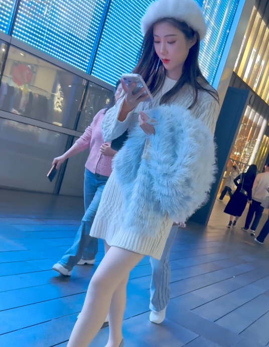 KFC搭讪靓女肉丝袜故事1部282.7MB太撩人