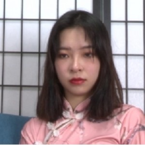 星空传媒性感御姐『YiYi』身穿旗袍灰色透明连裤丝袜表演脚丫